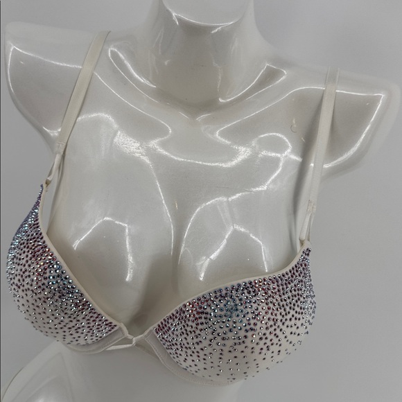 Victoria’s Secret Fashion Show 2010 Swarovski Miraculous Plunge Bra & Thong - Picture 6 of 16